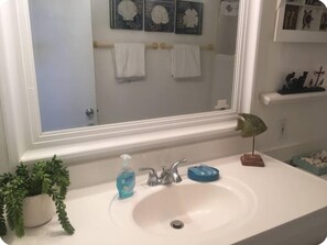 Sèche-cheveux, serviettes fournies, savon, papier toilette