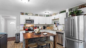 Micro-ondes, four, plaque de cuisson, lave-vaisselle