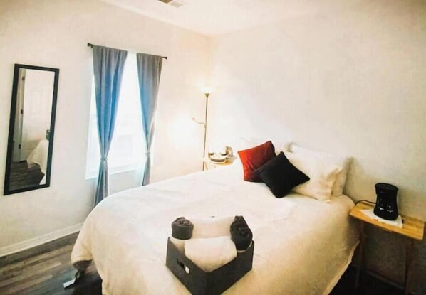 2 habitaciones, escritorio, tabla de planchar con plancha y wifi gratis 