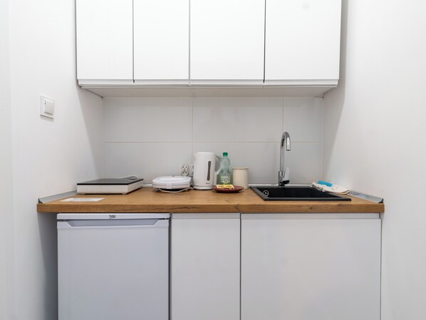 Fridge, stovetop, toaster