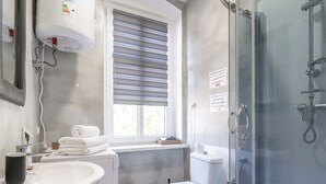 A modern bathroom with a toilet, sink, and shower. - Silesian Charm Kozielska 1 Studio (Katowice)