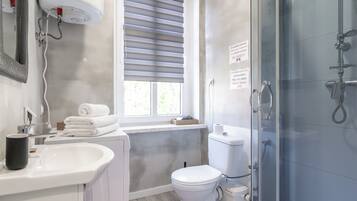 Dusj, hårføner og håndklær