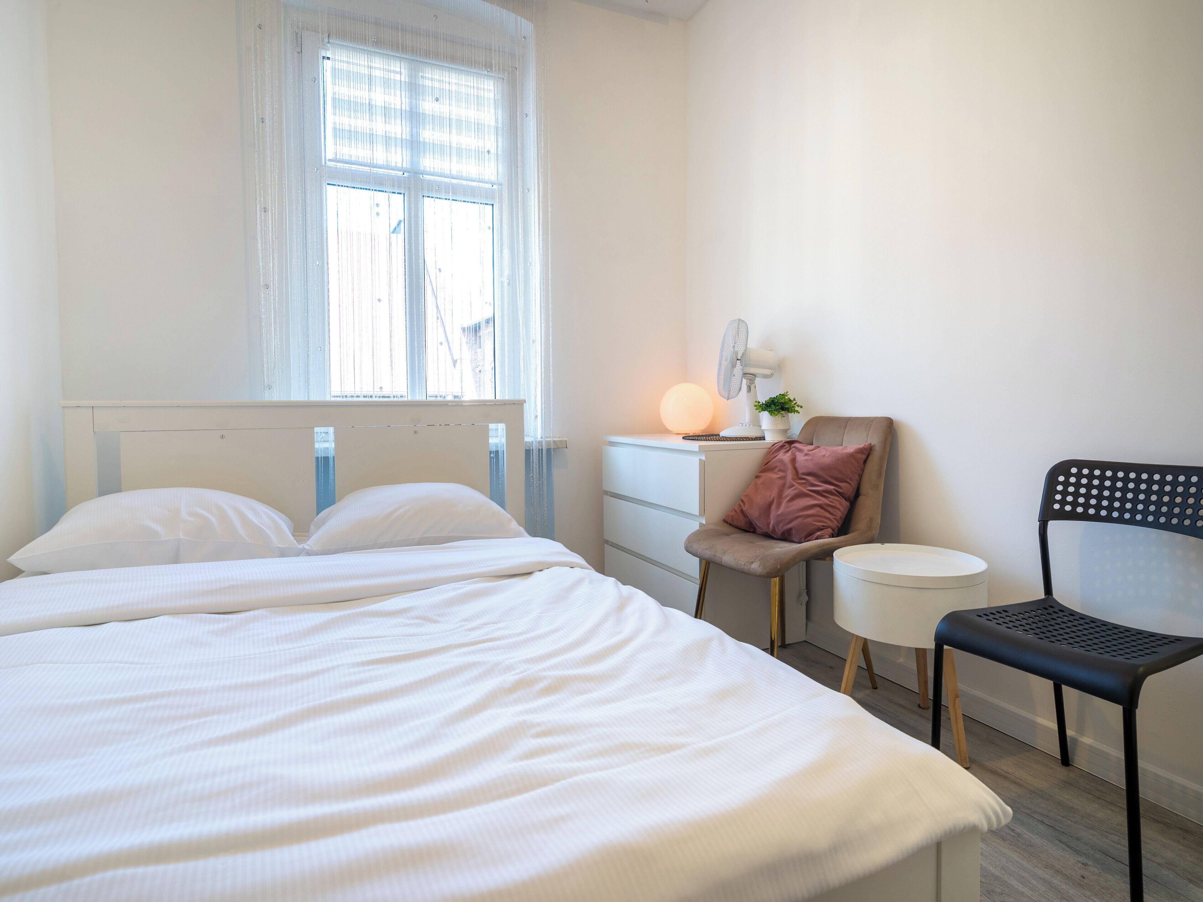 Iron/ironing board, WiFi, bed sheets