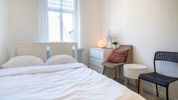 Een strijkplank/strijkijzer, wifi, beddengoed