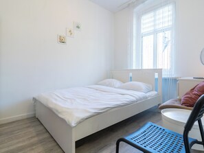 Iron/ironing board, WiFi, bed sheets