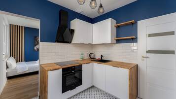 Kjøleskap, ovn, kokeplater og oppvaskmaskin