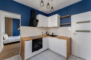 Een koelkast, een oven, een kookplaat, een vaatwasser