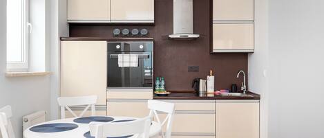 Frigorífico, horno, placa de cocina y lavavajillas