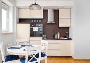 Kühlschrank, Ofen, Herdplatte, Geschirrspüler