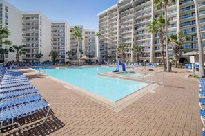 Utomhuspool och uppvärmd pool