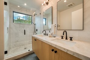 Dusche, Haartrockner, Handtücher