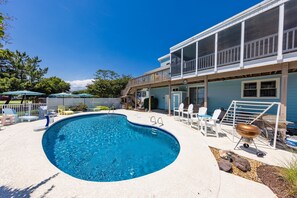 Pool - Lazy Daze - 7 bedroom with swimming pool and dock on the bay (Virginia Beach)