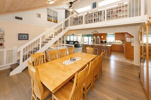 Dining - Lazy Daze - 7 bedroom with swimming pool and dock on the bay (Virginia Beach)