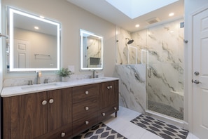 Douche, serviettes fournies