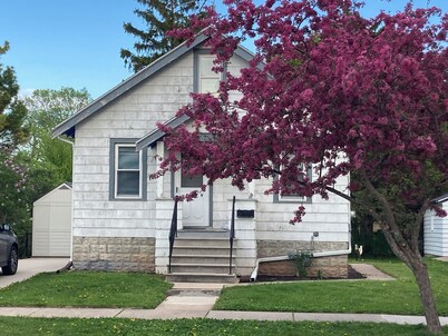 Short Walk to AirVenture Shuttle + Parking, A/C, Wi-fi & Coffee