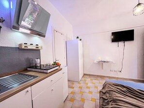 Travel cot, free WiFi, bed sheets