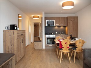 Fridge, microwave, oven, cookware/dishes/utensils