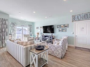 Smart-TV, Kamin, Bücher