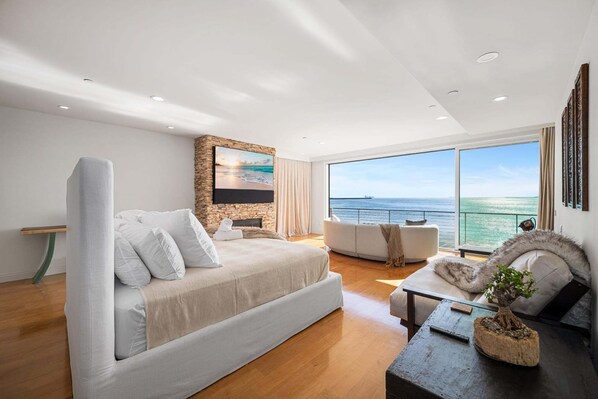 2 عدّة غرف نوم ومكواة/لوح كي وواي فاي م جانًا وملاءات أسرّة