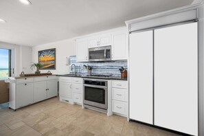 Réfrigérateur, four à micro-ondes, un four, surface de cuisson