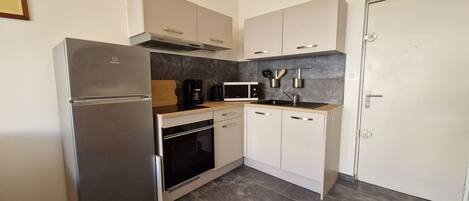 Kühlschrank, Geschirrspüler, Wasserkocher mit Kaffee-/Teezubehör