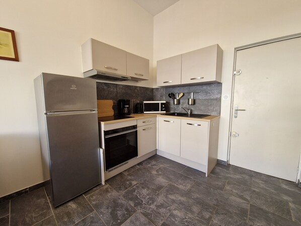 Fridge, dishwasher, coffee/tea maker, electric kettle