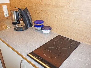 Kjøleskap, mikrobølgeovn og kjøkkenutstyr