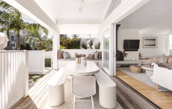 Outdoor dining - Luxury Villa in heart of Burleigh- Long term rental minimum 3 mths pet friendly (Burleigh Heads)