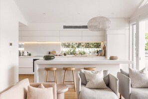 Fireplace - Luxury Villa in heart of Burleigh- Long term rental minimum 3 mths pet friendly (Burleigh Heads)