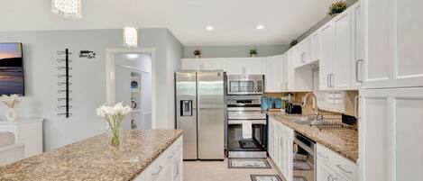 Fridge, microwave, stovetop, dishwasher