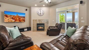 Smart TV, chimenea, videojuegos y tenis de mesa