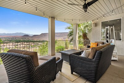 Las Palmas 804 Private Balcony, PS4, Wide Screen TV's, 4 Community Pools and Pickleball Courts