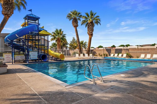 Las Palmas 804 Private Balcony, PS4, Wide Screen TV's, 4 Community Pools and Pickleball Courts!