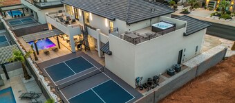 Pecan Valley Retreat Sleeps 58| 2 Private Pools & Pickleball Courts