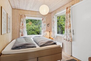 2 bedrooms, iron/ironing board, free WiFi