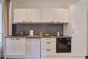 冷蔵庫、電子レンジ、オーブン、コンロ