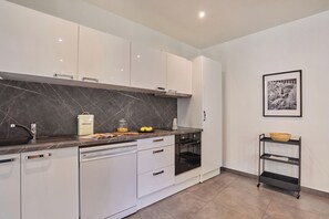 Kühlschrank, Mikrowelle, Ofen, Herdplatte