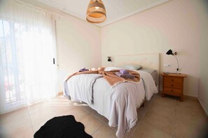 3 bedrooms, WiFi - Villa 8: Chalet with private garden (Torrevieja)