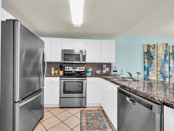 Kühlschrank, Mikrowelle, Ofen, Herdplatte