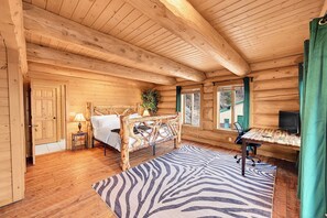 4 slaapkamers, een bureau, een strijkplank/strijkijzer, reisbedje