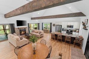 TV connectée, cheminée, livres