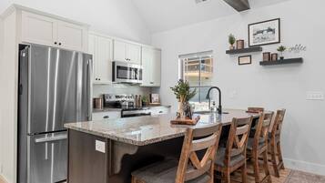 雪櫃、微波爐、焗爐、爐具