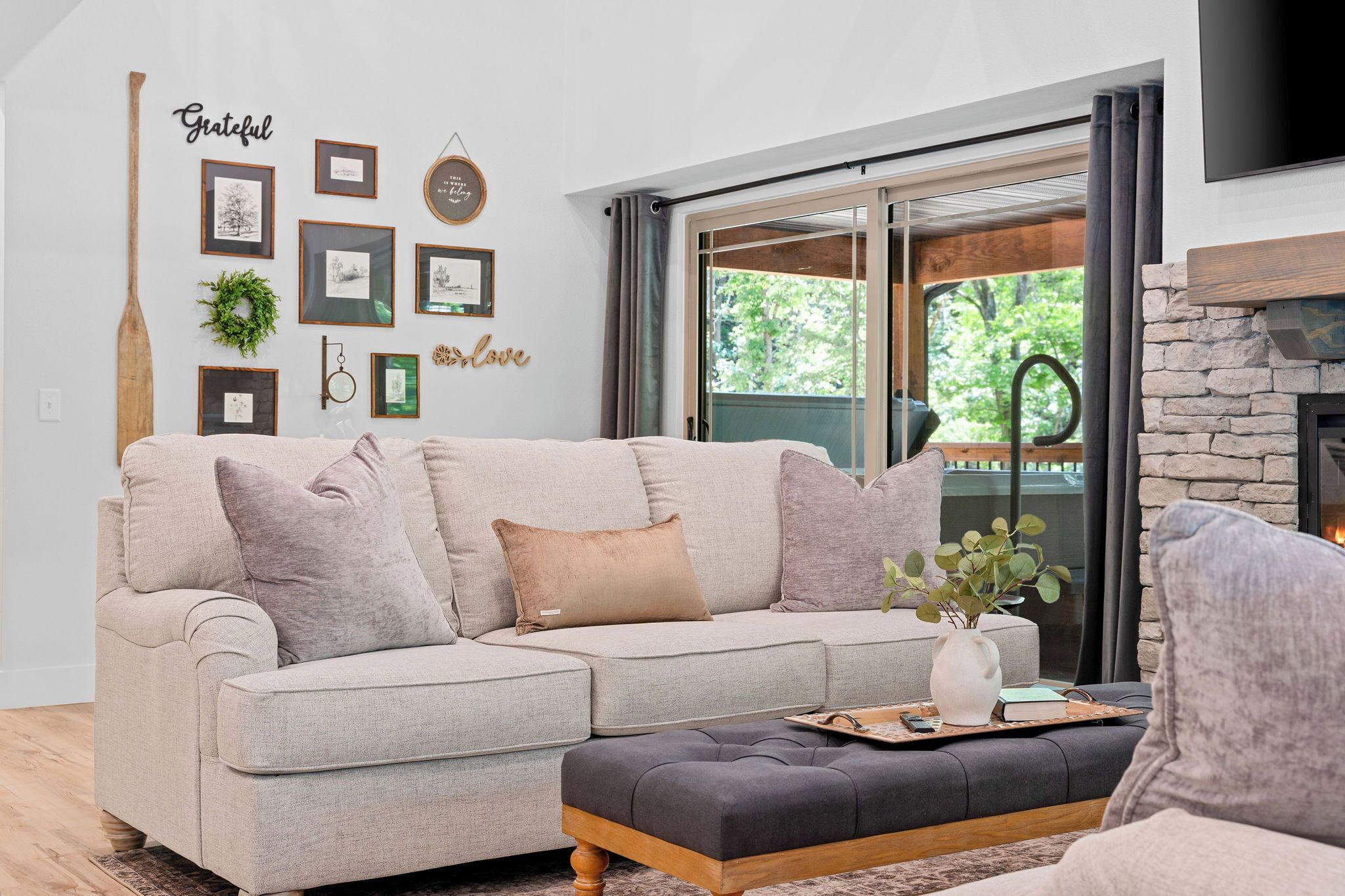 Smart-TV, peis og bøker