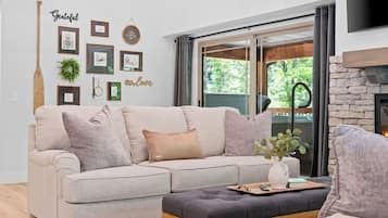 Smart-TV, Kamin, Bücher