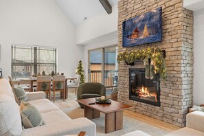 Smart TV, fireplace, video games, music library - Vine & Branch Retreat (Hollister)