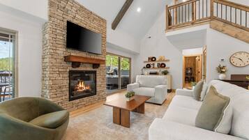 Smart-tv, een open haard, videospelletjes en een muziekbibliotheek