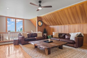 Smart-tv, bordsfotboll, böcker och en stereo