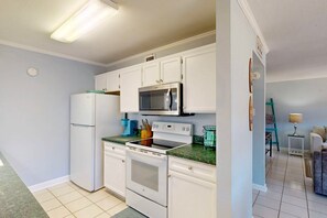 Réfrigérateur, four à micro-ondes, un four, surface de cuisson