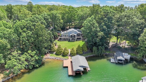 5 Bedroom Private Dock, & Firepit
