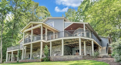 Private Lakefront Oasis - 5 Bedroom